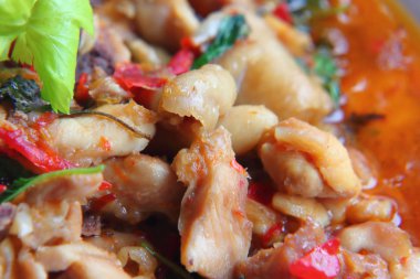  Fesleğen ile baharatlı kızarmış tavuk bırakır