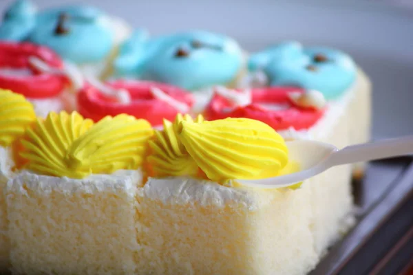 Trozo de pastel con crema en la parte superior —  Fotos de Stock