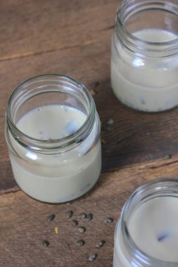 ahşap üzerinde cam siyah susam soya sütü