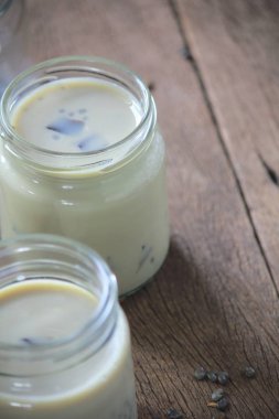 ahşap üzerinde cam siyah susam soya sütü