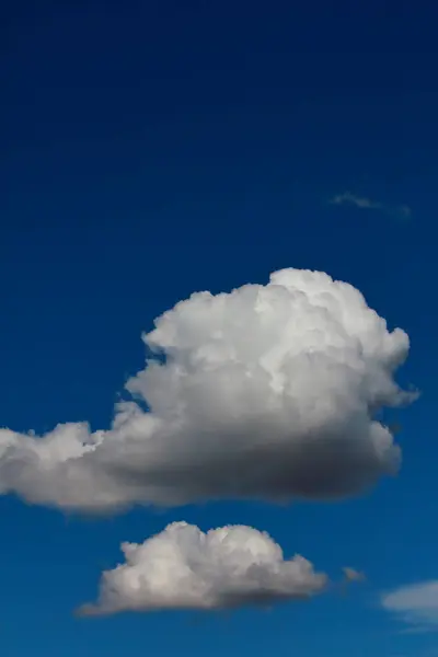 Fantastiques nuages blancs doux contre ciel bleu — Photo