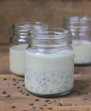 ahşap üzerinde cam siyah susam soya sütü