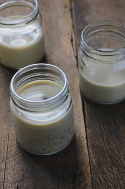 ahşap üzerinde cam siyah susam soya sütü