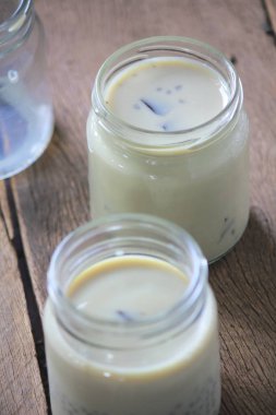 ahşap üzerinde cam siyah susam soya sütü