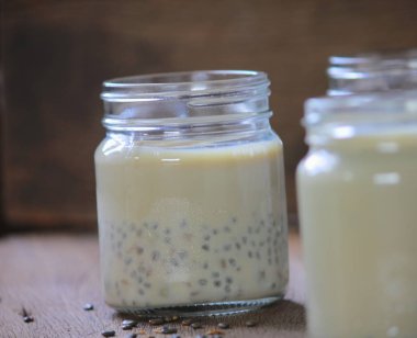 ahşap üzerinde cam siyah susam soya sütü