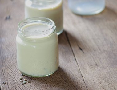 ahşap üzerinde cam siyah susam soya sütü