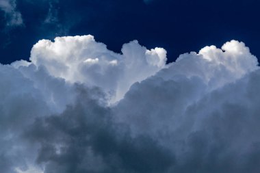 Güzel bulutları olan harika derin mavi gökyüzü.