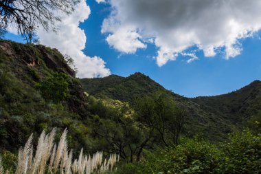 Arazideki görkemli San Luis dağları ve bulutlu mavi gökyüzü.