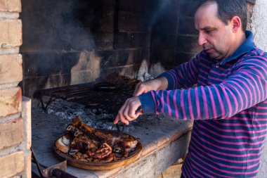 Ahşap tabakta et kesen yetenekli bir adam..