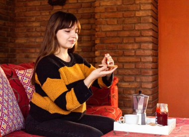 Güzel mutlu kız çilek reçeline servis yapıyor.