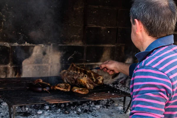 Skilled Man Cooking Roasted Meat His Grill — Stock Photo, Image