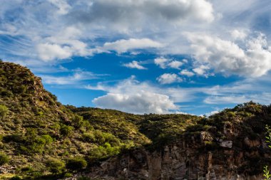 Vadide güzel bir gün San Luis Dağları Yazın yumuşak bulutlarla