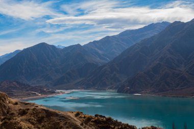 Mavi gölün önündeki görkemli Potrerillos Dağı