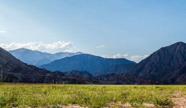 Güzel Potrerillos Dağları Gün batımında tarlaların önünde.