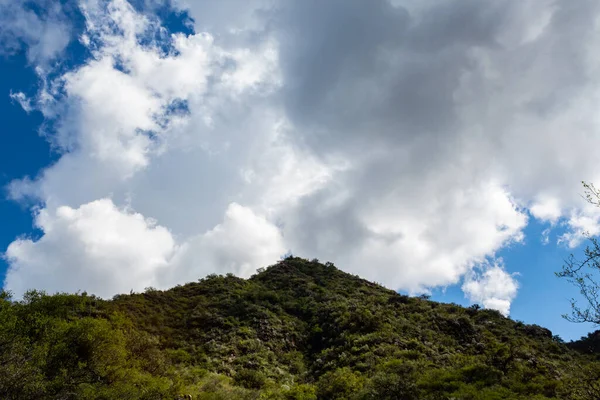 Fenséges San Luis Hegyek Mezőn Kék Felhőkkel — Stock Fotó