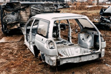 Bir sürü autocut hurdalıkta içinde ikinci el Otomobil