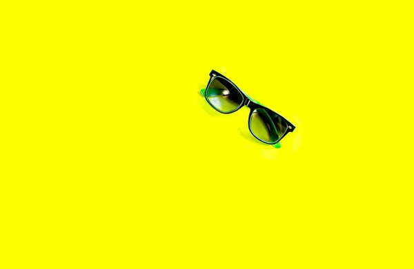 Gafas Sol Verdes Sobre Fondo Amarillo Hora Verano —  Fotos de Stock