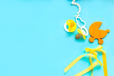 Bebek aksesuar arka plan: küçük ahşap pantolon için yeni doğan bebek, kukla ve ahşap küçük bebek stoller üzerinde kopya alanı en iyi Oda, açık mavi renkli düz lay