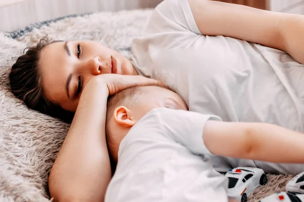 Vista Lateral Hermosa Mamá Joven Lindo Bebé Durmiendo Cama Casa — Foto de Stock