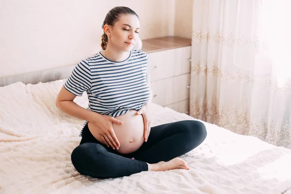 Bella Giovane Donna Incinta Meditando Male Una Stanza — Foto Stock