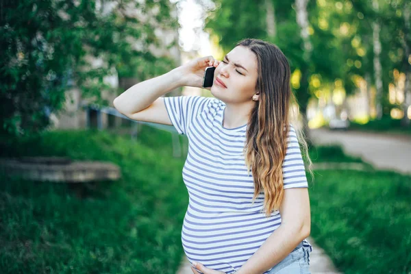 Cep telefonu ile ambulans parkında arama ağrı hissi kasılmalar ile hamile kadın