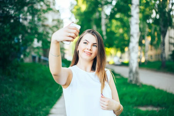 Giovane Donna Sexy Con Lunghi Capelli Biondi Facendo Selfie Durante — Foto Stock