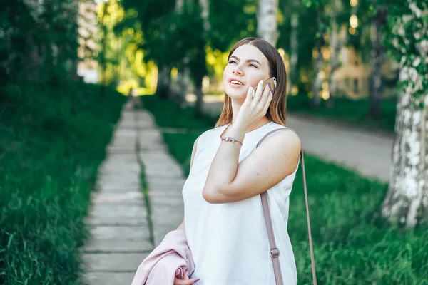 Attraente Giovane Donna Che Cammina Parla Felicemente Sul Suo Cellulare — Foto Stock