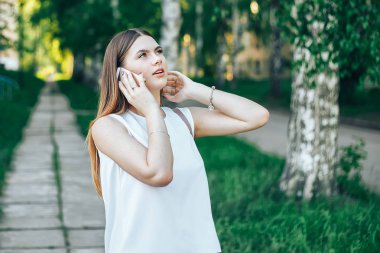 teknoloji, yaşam biçimi, iletişim ve insan kavramı - genç kadın veya genç kız smartphone üzerinde şehir sokak arama gülümseyen