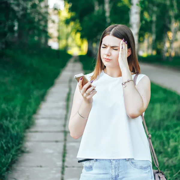 Молодая Красивая Женщина Идущая Парк Мобильным Телефоном Руке Имеет Головную — стоковое фото