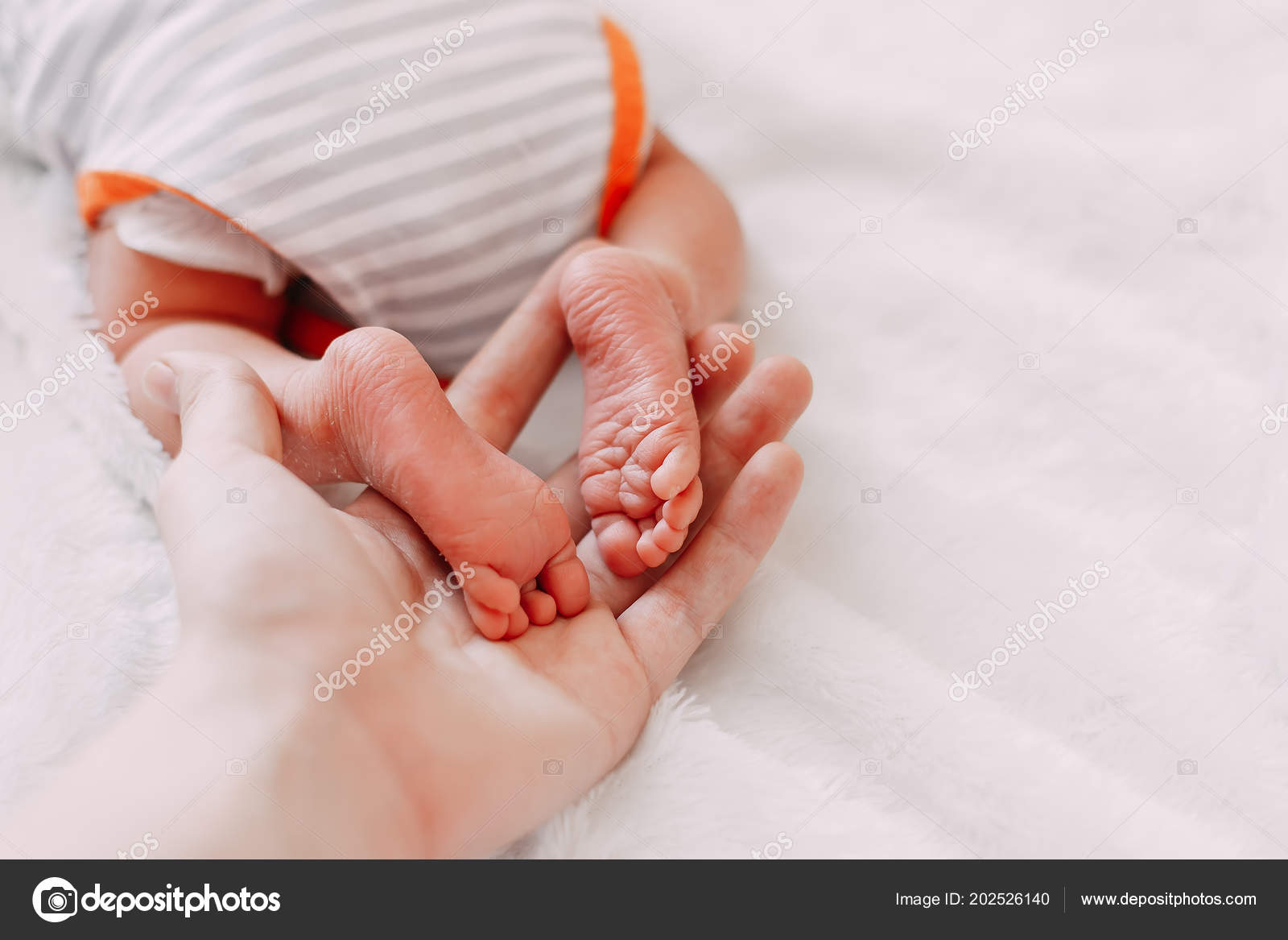 baby feet mother hands