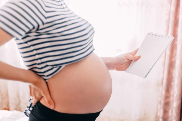 Allegro Donna Incinta Prendere Appunti Jotter Focalizzare Sulla Carta Pancia — Foto Stock