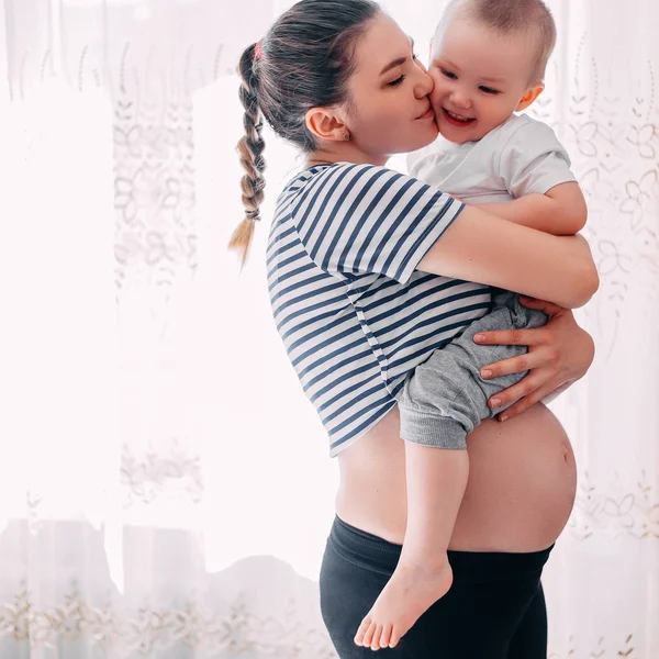 Mulher Grávida Bonita Seu Filho Mais Novo Jovem Mãe Espera — Fotografia de Stock