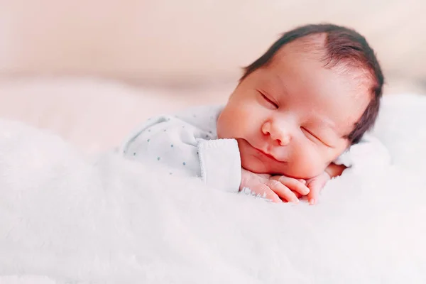 Piccolo Neonato Che Dorme Casa Sorriso Capelli Brunetti — Foto Stock