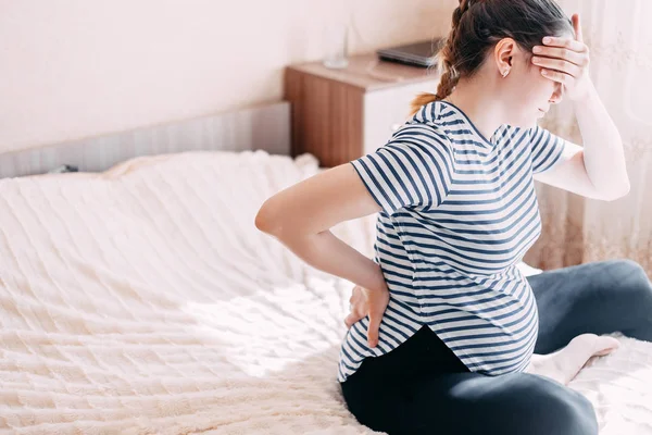 Vackra Gravid Kvinna Med Smärta Ryggen När Man Sitter Säng — Stockfoto