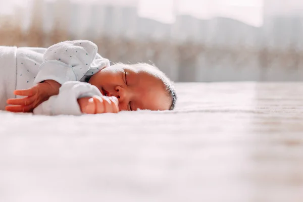 Bebé Recién Nacido Durmiendo Casa Pelo Moreno —  Fotos de Stock