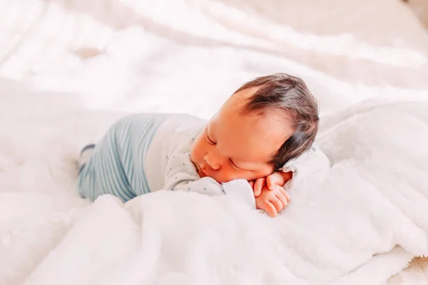 Piccolo Neonato Che Dorme Casa Capelli Brunetti — Foto Stock