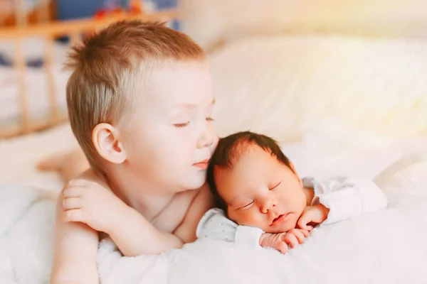 Feliz Hermanito Con Bebé Recién Nacido Acostado Una Cama Juntos —  Fotos de Stock