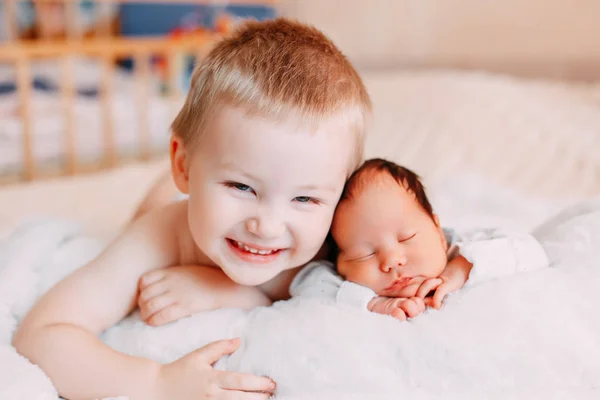 Feliz Irmãozinho Com Bebê Recém Nascido Deitado Uma Cama Juntos — Fotografia de Stock