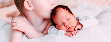 ağabeyi evde uyuyan yeni doğan kardeşi öpüşme yatak, afiş