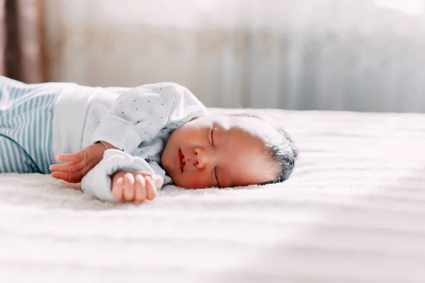 Новорожденный Ребенок Спит Дома Брюнетка Волосы — стоковое фото