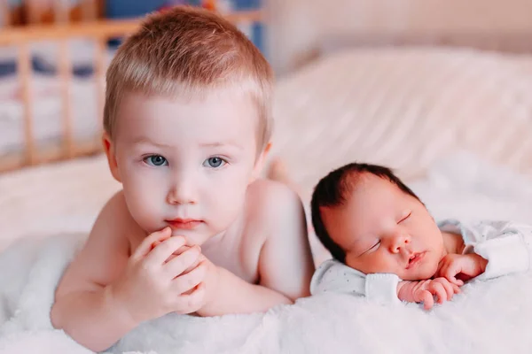 Pequeño Hermano Pequeño Acostado Cerca Hermana Bebé Recién Nacido Tan —  Fotos de Stock