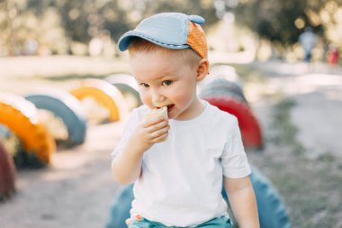 küçük çocuk yaz aylarında bir külah dondurma yalıyor