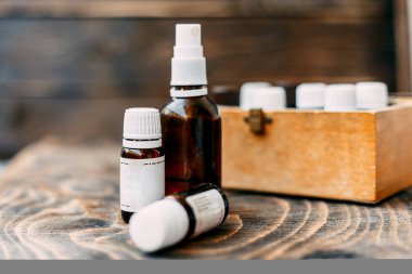 Farklı kokular ve egzotik yağlar temel türleri ile cam şişe.