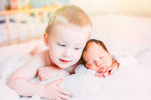 Feliz Hermanito Con Bebé Recién Nacido Acostado Una Cama Juntos — Foto de Stock