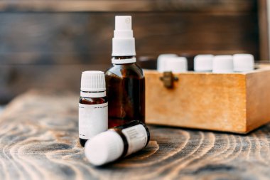 Farklı kokular ve egzotik yağlar temel türleri ile cam şişe.