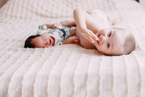 Älterer Bruder Blonder Junge Sohn Spielt Mit Kleiner Schwester Mit — Stockfoto