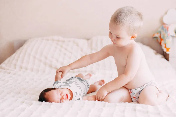 Oudere Broer Blonde Jongen Zoon Spelen Met Kleine Zusje Met — Stockfoto