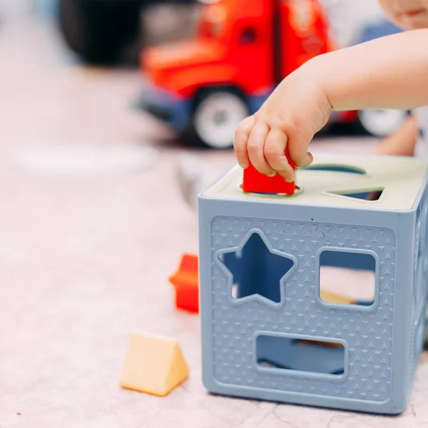 룸에서 연주하는 모양으로 Puzzletoddler — 스톡 사진