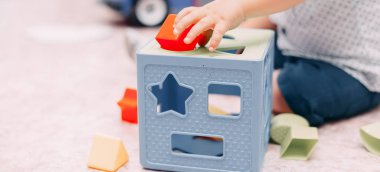 Yürümeye başlayan çocuk çocuk odasında oynarken eşleşen delik şeklinde sıralayıcısı puzzletoddler çocuk bulur blok çözer