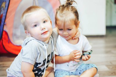 küçük kız ve erkek evde sarılmak, ilk aşk, birlikte güzel çocuk oyun